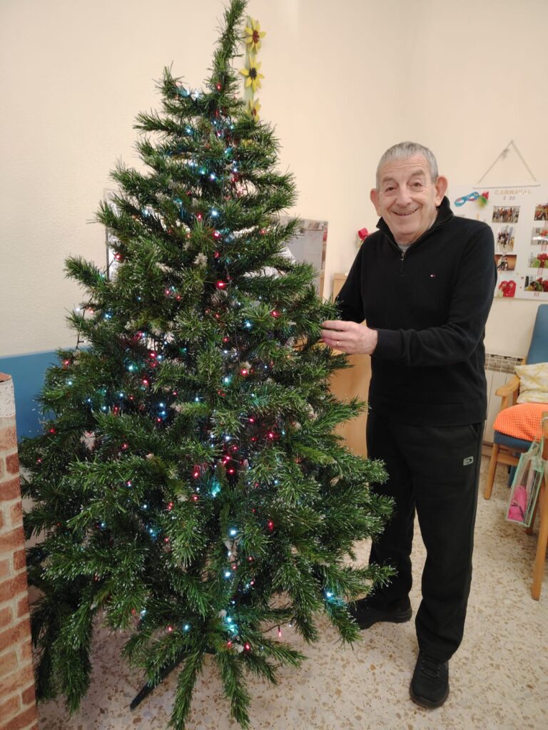 Ornant l'abre de nadal al centre de dia- Casa Asil